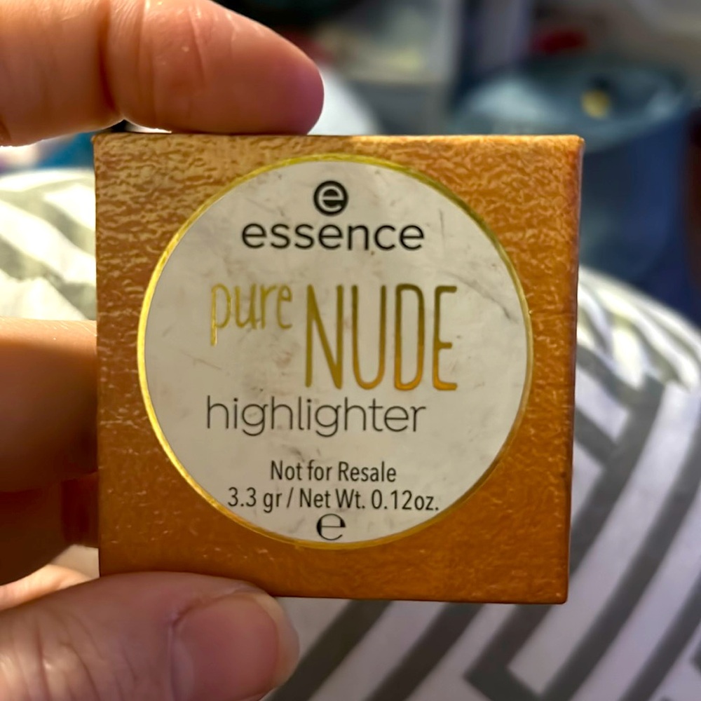 Essence pure nude highlighter— POPPING CHAMPAGNE